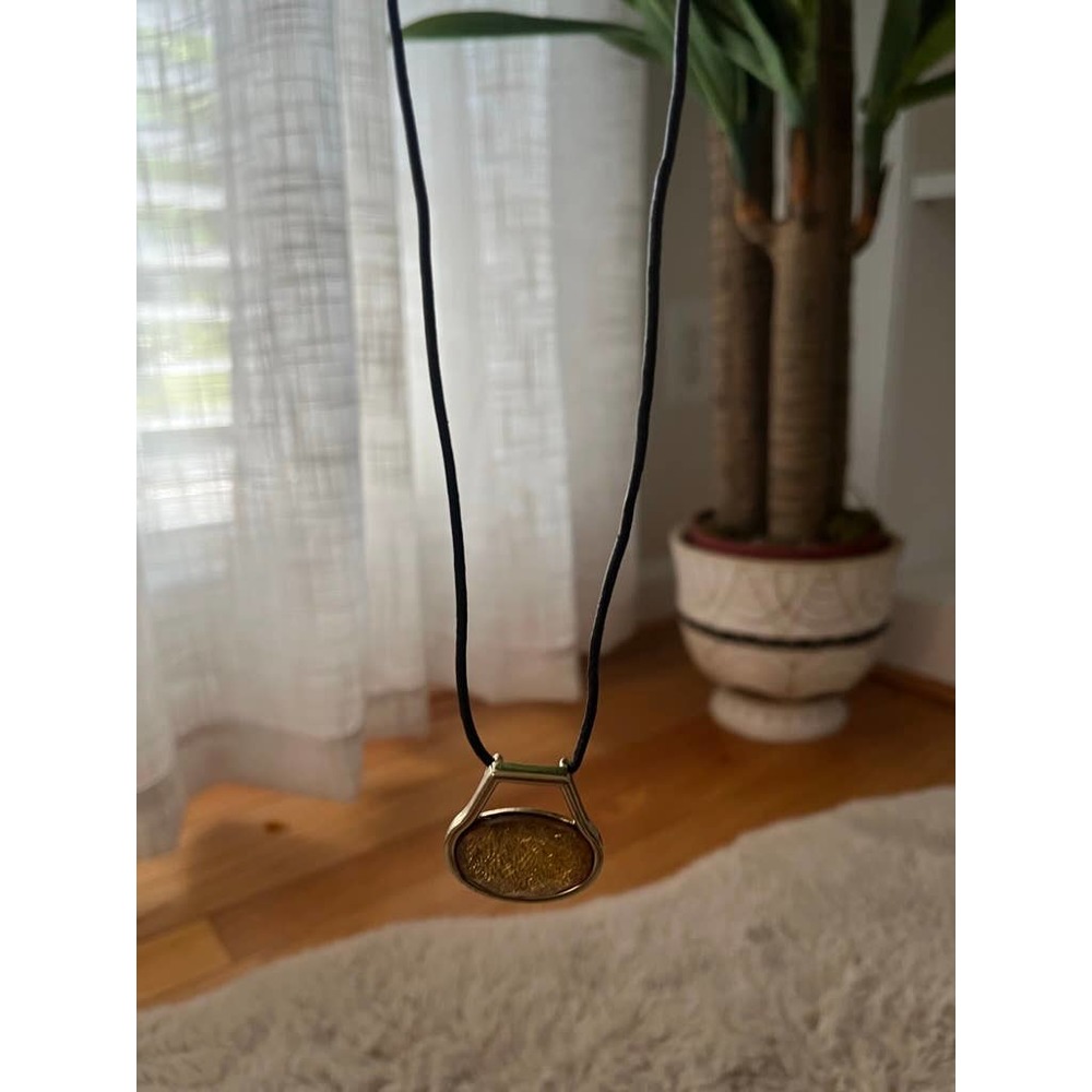 Simple chorded necklace with stone pendant